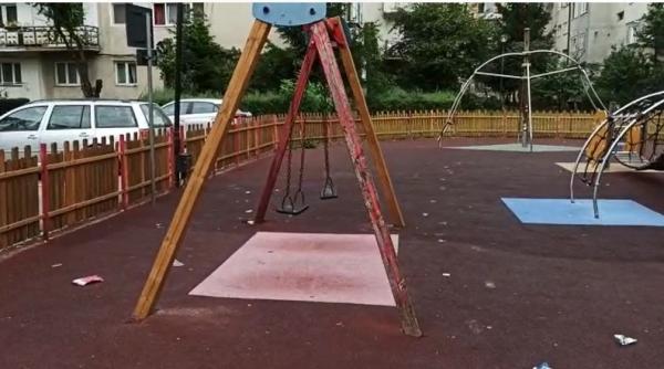 Un copil de 7 ani s-a electrocutat la un loc de joacă din Bistrița, după ce a atins cu palmele un stâlp de iluminat