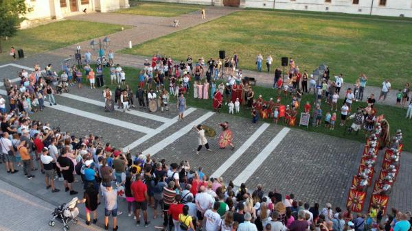 Lecţie de istorie pentru turiştii veniţi la Cetatea Alba Carolina. Luptele între gladiatori i-au fascinat pe curioşi: "Este un loc minunat"