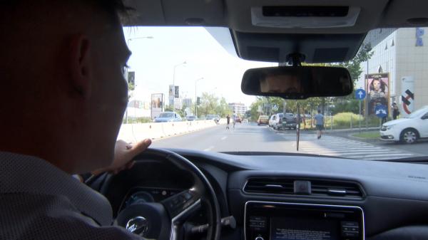 Închirierea unei maşini electrice a devenit aproape la fel de ieftină ca închirierea unei trotinete electrice, în Bucureşti