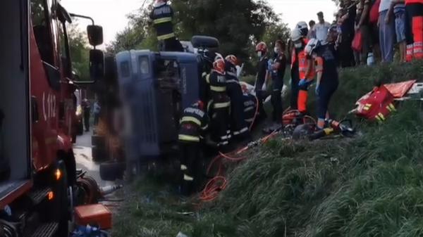 Şofer de TIR băut, accident cumplit pe un drum din Iaşi. Camionul s-a răsturnat într-o curbă periculoasă