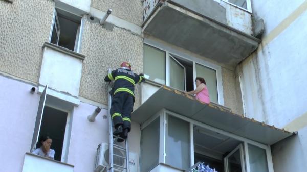 O bătrână a rămas blocată pe acoperişul balconului. După ce a fost salvată, i-a cerut pompierului să coboare tot pe scară: abia făcuse curat în casă