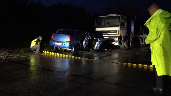 I s-a făcut rău la volan şi a provocat un accident mortal. Un şofer din Argeş a murit, soţia sa a ajuns la Urgenţe cu multiple fracturi