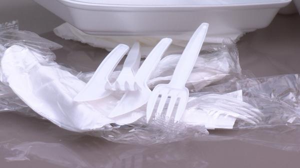 Produsele din plastic vor dispărea din comerţ. Amenzi uriaşe pentru cei care nu respectă noile prevederi