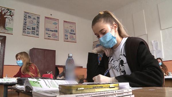Masca textilă, interzisă în şcoli. Cele două scenarii pregătite pentru elevi în cazul în care rata de incidenţă trece de 6 la mia de locuitori