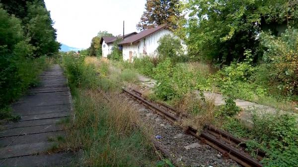 Gară CFR modernizată cu 2 milioane de lei, deși trenul nu mai trece de 14 ani pe acolo. Stația are și un angajat