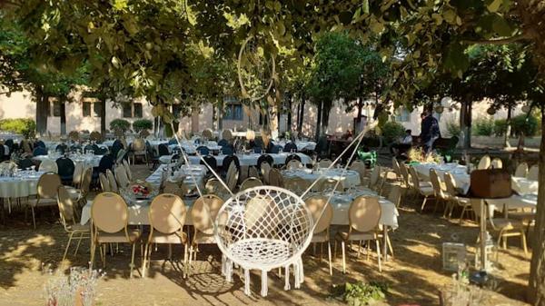 Nunţi şi botezuri, în curtea unui liceu din Calafat, cu binecuvântarea Consiliului Local. Conducerea unităţii de învăţământ este nemulţumită