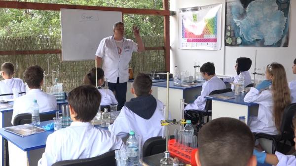 Experimente chimice şi lecţii de arte marţiale, în tabăra ştiinţelor organizată în Hunedoara. Cum petrec elevii ultimele zile de vacanţă