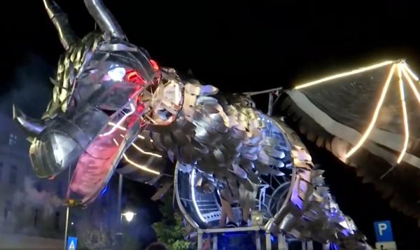 Păpușile gigantice au luat cu asalt străzile din Craiova. Festivalul Puppets Ocuppy Street va anima străzile orașului până pe 1 septembrie