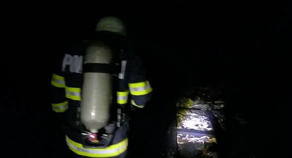 O fetiţă de 2 ani şi tatăl ei, blocaţi într-o clădire din Râmnicu Vâlcea, după ce subsolul a fost cuprins de flăcări. Copila a fost intoxicată cu fum
