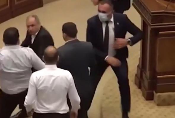 Încăierare în Parlamentul Armeniei. Armata a intervenit pentru a calma spiritele