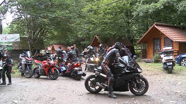 Adrenalina şi cai putere, la Sovata. Iubitorii de motoare s-au întâlnit la Motoraliul Naţional