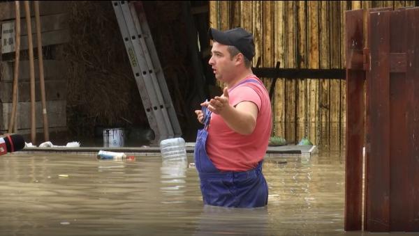 Furtunile au făcut prăpăd în ţară. La Brașov, sute de gospodării au ajuns sub ape. ”S-a dus de râpă tot: furaje, animale, utilaje agricole. Câteva zeci de mii de euro”