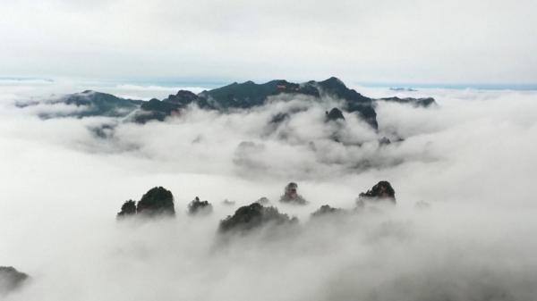 Fenomen meteo fascinant. O "mare de nori" s-a format în munți, într-un parc naţional din centrul Chinei