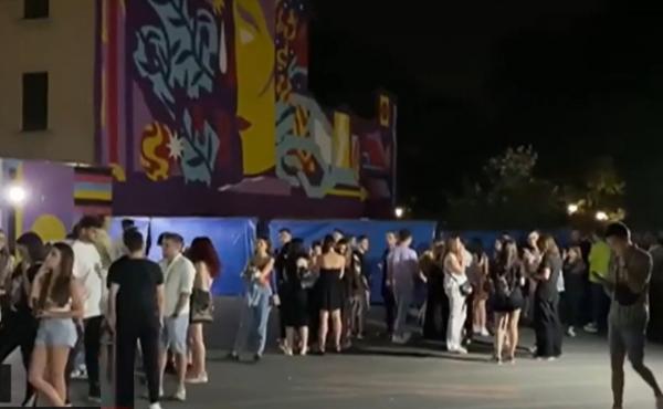În ultimul weekend de vară, tinerii au stat la coadă să intre în cluburi. ”Sincer, merită! La ce distracţie e acolo, aş sta la coada asta”
