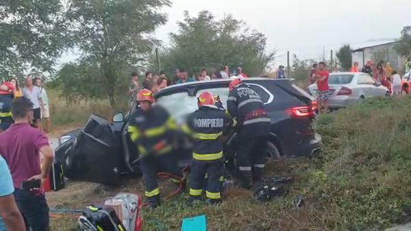 Autoturism cu doi pasageri, lovit de tren, în Constanţa. Şoferul a ignorat semnalizările de cale ferată