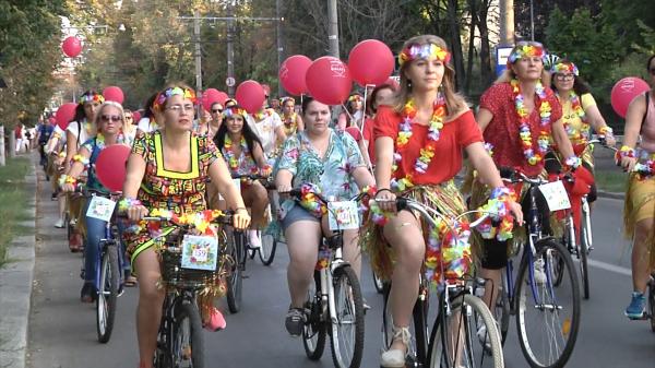 Paradă pe două roţi, pe străzile din Galaţi. Doamnele şi domnişoarele au promovat mersul pe bicicletă, în fuste hawaiene