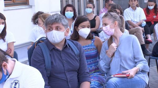 Părinţii cer şcoala în bănci pentru elevi, indiferent de rata de infectare. La capitolul vaccinare, părerile rămân împărţite