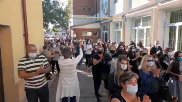 Nu a început şcoala, dar a început scandalul. În Filiaşi, elevii, părinţii şi profesorii au ieşit în stradă: toţi, nemulţumiţi de noul director