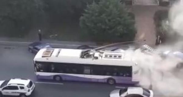 Momente de panică pentru pasagerii unui troleibuz din Timişoara. Vehiculul s-a umplut de fum, în urma unei defecţiuni la motor