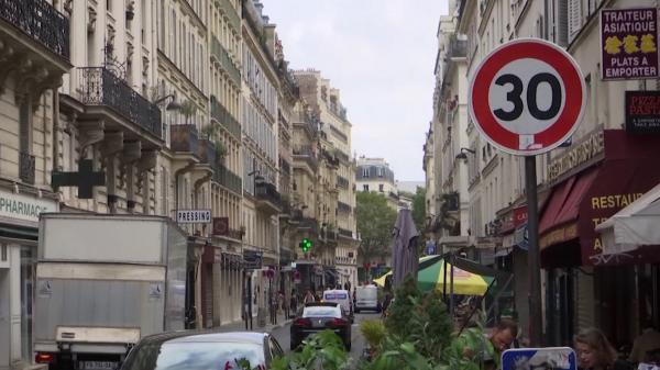 Parisul a introdus limită de viteză de 30 km/h pe majoritatea străzilor din oraş. Urmează reducerea locurilor de parcare