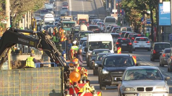 Traficul devine sufocant, odată cu apropierea începutului şcolii. Şoferii se tem că peste două săptămâni vor petrece de două ori mai mult timp la volan