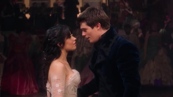 Camila Cabello joacă rolul principal în noua adaptare a poveştii "Cenuşăreasa". Premiera a avut loc la Los Angeles