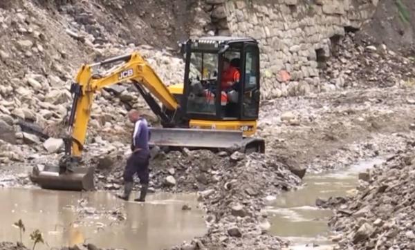 Capcană în asfalt, pe DN1A. Singura şosea pe care mai pot circula transporturile grele s-a surpat între Braşov şi Prahova