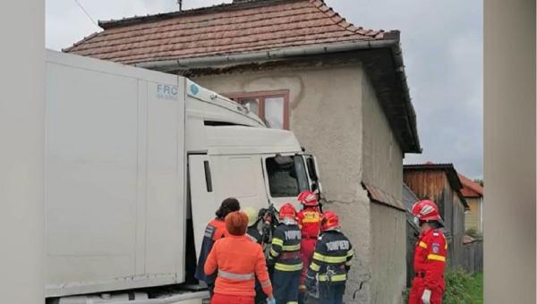 Un TIR lovit de o maşină a părăsit carosabilul şi s-a oprit într-o casă de pe marginea drumului, în Topliţa. Trei persoane au fost rănite