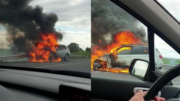 Maşină în flăcări, pe drumul european E85. Traficul este blocat pe ambele sensuri