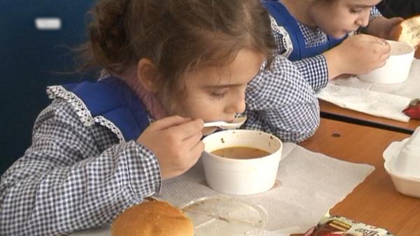 Mese calde în şcoli pentru copiii defavorizaţi, doar în stadiul de proiect