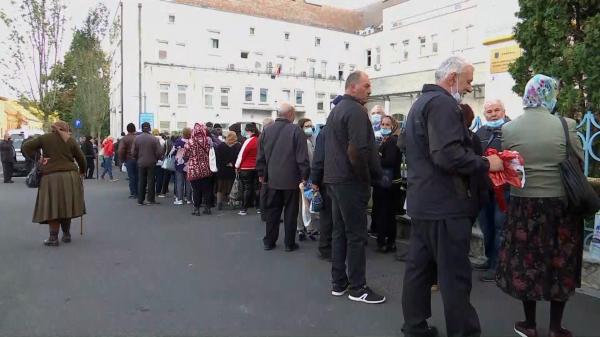 Urmaşii veteranilor de război din Cluj au stat la cozi interminabile pentru a primi indemnizaţia.  Au venit de la ora 3 dimineaţa