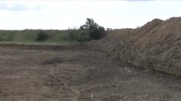 Dezastru ecologic în Suceava. Un munte de gunoi acoperit cu pâmânt chiar pe malul Siretului