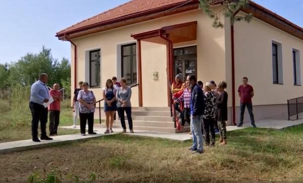 Renovată cu peste 1 milion de lei, o şcoală din Gorj stă cu lacătul pe uşă. Inspectoratul spune că sunt prea puţini copii pentru a o ţine deschisă. Primar: "Ne batem joc!"