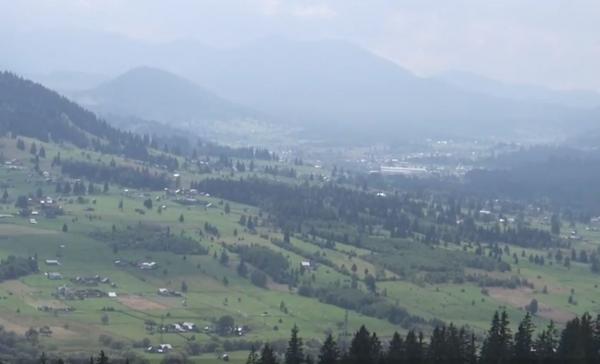 Colț de rai în munţii Bucovinei. Turiştii curajoşi au parte de peisaje de vis şi de o mâncare ciobănească ca la carte, la stâna de sub Vârful Ouşoru