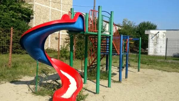 Motivul pentru care mama şi-a aruncat copilul de patru ani de pe un tobogan, într-un parc din Caransebeş. Femeia a rămas fără cei trei copii