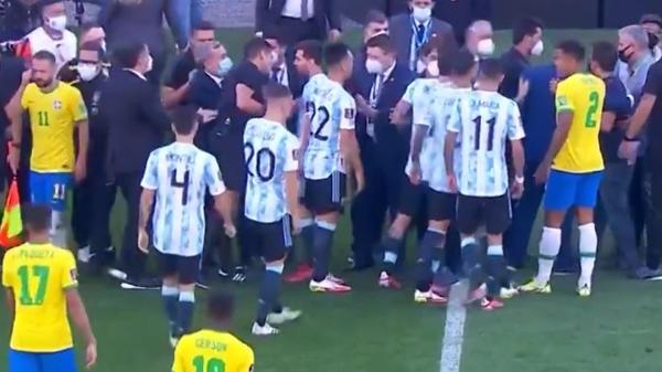 Derby-ul Brazilia - Argentina a fost suspendat după ce autorităţile medicale au intrat pe teren. Patru jucători argentinieni nu au respectat carantina - VIDEO