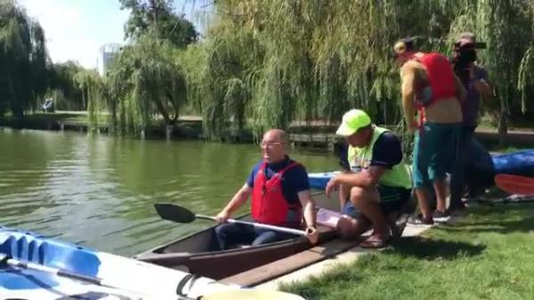 Emil Boc a ieșit la plimbare cu o canoe, pe lacul Gheorgheni din Cluj-Napoca, în memoria lui Ivan Patzaichin