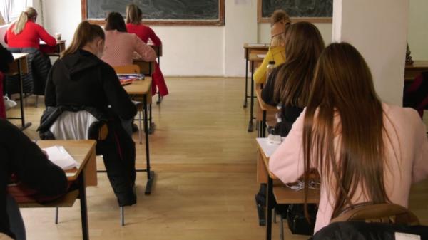 Se schimbă din nou regulile pentru începerea şcolii: Elevii din grupa de risc pot învăţa în sistem online