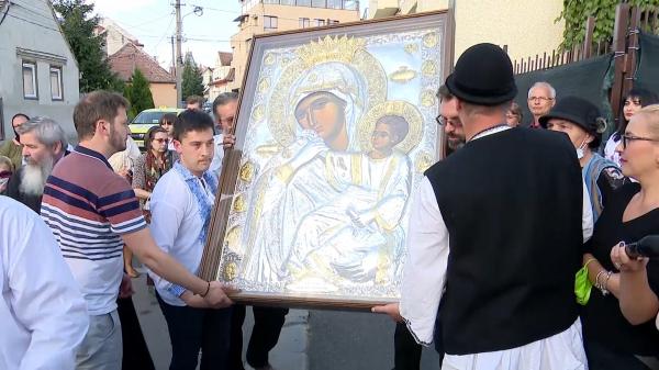 Icoana făcătoare de minuni a Maicii Domnului a ajuns la Sibiu: "Am simţit cum păşeşte printre noi şi lacrimile au curs de la sine"