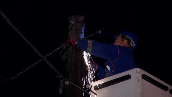 Cabluri tăiate la ceas de seară: Unul dintre proprietari s-a ales cu maşina zgâriată