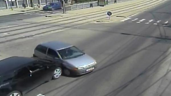 Accident ce putea fi evitat, în Timişoara: maşină răsturnată în mijlocul intersecţiei după ce un bătrân în vârstă de 69 de ani nu s-a asigurat