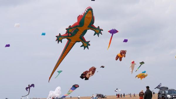 Spectacol impresionant pe litoralul britanic. Zmeie uriașe, ridicate pe o plajă din nord-vestul Angliei