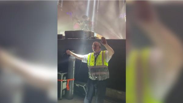 Nimeni nu s-a mai uitat la concert, toţi ochii au fost pe steward. Bărbatul a dansat în faţa scenei, a devenit viral pe internet şi a fost asaltat de jurnalişti