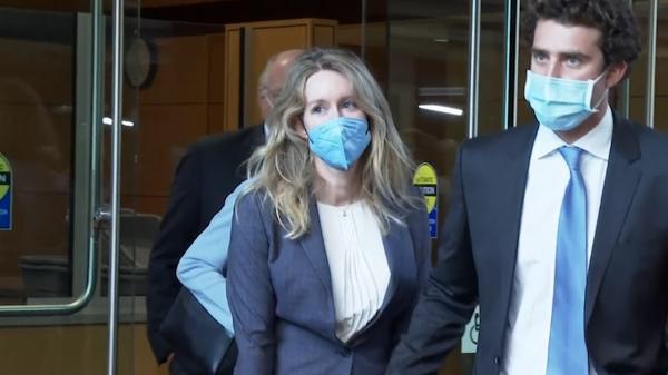 Elizabeth Holmes, femeia care a devenit miliardară ''minţind şi înşelând'' pentru bani și faimă, ar putea primi o sentinţă de până la 20 de ani - VIDEO