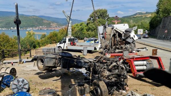 Imagini de la scoaterea din prăpastie a tirului care a rămas suspendat deasupra unei râpe în Orşova