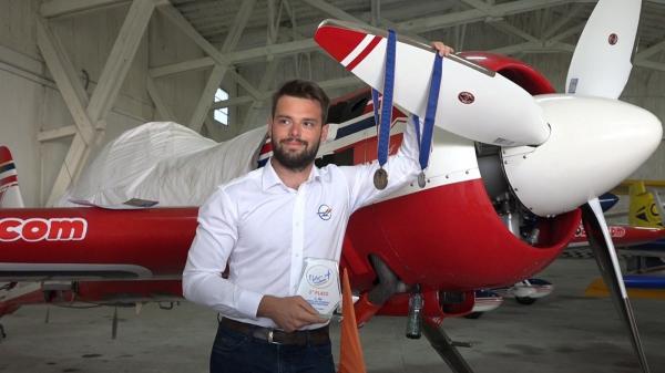 România, pe podiumul acrobaţiei mondiale. Zeci de piloţi din şapte ţări europene s-au întrecut pe Aerodromul Deva