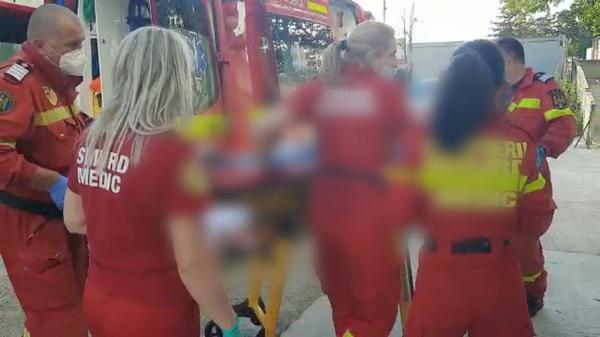 Un copilaș de 3 ani a suferit arsuri pe toată faţa, după ce părinţii au dat foc unor deşeuri vegetale, într-un sat din Iași