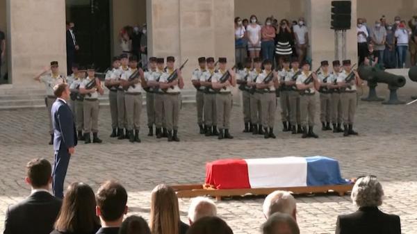 Franţa şi-a luat rămas-bun de la Jean-Paul Belmondo. Macron, discurs emoţionant lângă sicriu, la Domul Invalizilor din Paris