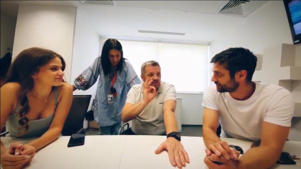 În COOLisele Observator:  Întâlnirea din spatele camerelor de filmat