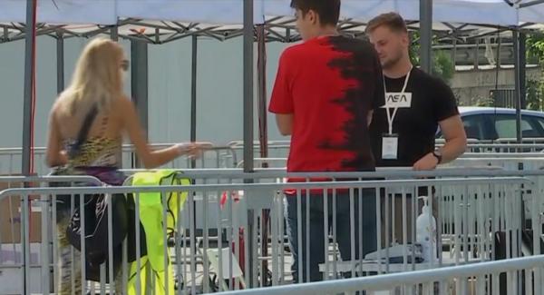 O femeie a furat brăţări de triaj şi le-a vândut participanţilor de la Untold. Decizia luată de organizatori pentru a evita declanşarea unui focar